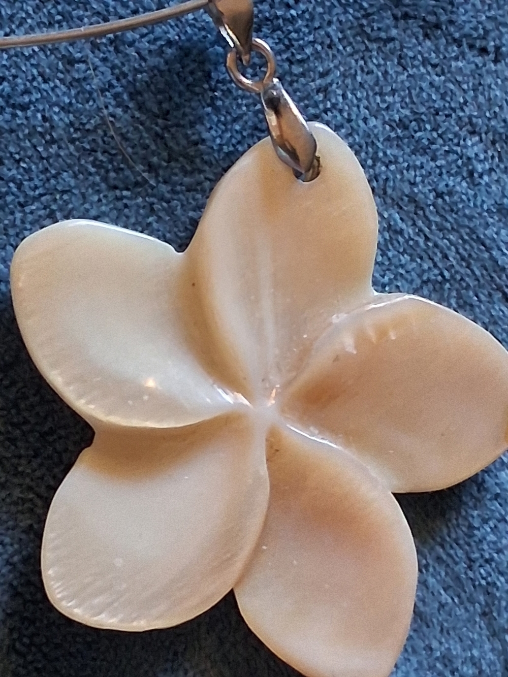 Mother of Pearl Soft Off White Flower Pendant 18k Gp Necklace. 18 In Round - Picture 6 of 8